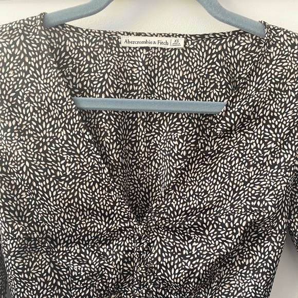 Sophisticated blouse with buttons - Picture 2 of 5